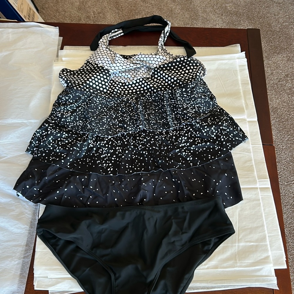 NWT! Women’s large 2-pc swimsuit. Black and white! Large